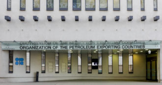 Copertina di Opec e Russia decidono taglio di due milioni di barili alla produzione del petrolio. Usa: “Organizzazione è allineata con Mosca”