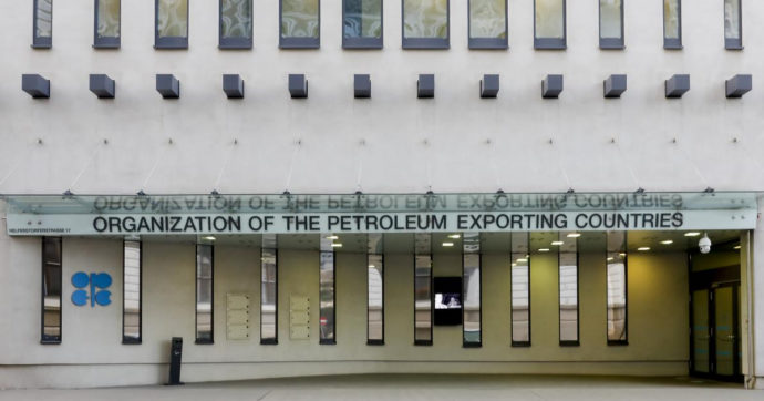 Opec e Russia decidono taglio di due milioni di barili alla produzione del petrolio. Usa: “Organizzazione è allineata con Mosca”