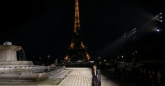Copertina di Parigi Fashion Week, da Balenciaga che sfila nel fango al gigantesco fiore di Louis Vuitton: cosa abbiamo visto e cosa ci è piaciuto
