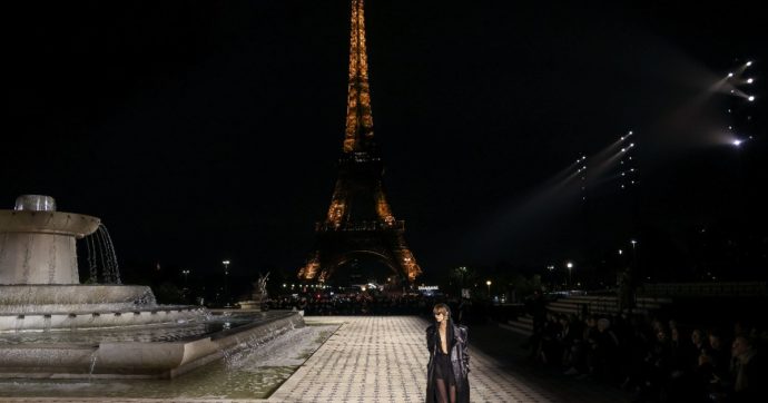Parigi Fashion Week, da Balenciaga che sfila nel fango al gigantesco fiore di Louis Vuitton: cosa abbiamo visto e cosa ci è piaciuto