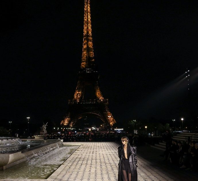 Parigi Fashion Week, da Balenciaga che sfila nel fango al gigantesco fiore di Louis Vuitton: cosa abbiamo visto e cosa ci è piaciuto