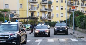 Copertina di Brescia, padre strappa il figlio all’assistente sociale e si barrica in casa: dopo trattative apre ai carabinieri. “È sequestro di persona”