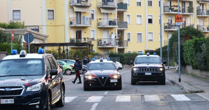 Brescia, padre strappa il figlio all’assistente sociale e si barrica in casa: dopo trattative apre ai carabinieri. “È sequestro di persona”