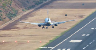 Copertina di L’atterraggio è da brividi, l’aereo Ryanair affronta la manovra “crosswind landing” – Video