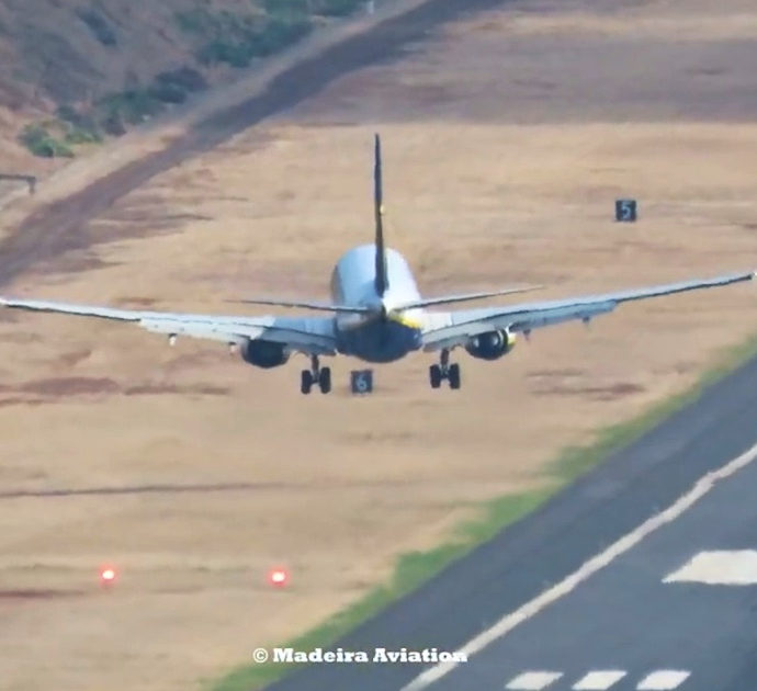 L’atterraggio è da brividi, l’aereo Ryanair affronta la manovra “crosswind landing” – Video