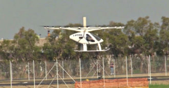 Copertina di A Fiumicino il primo test di volo di Velocopter, il taxi volante: ecco come funziona – Video
