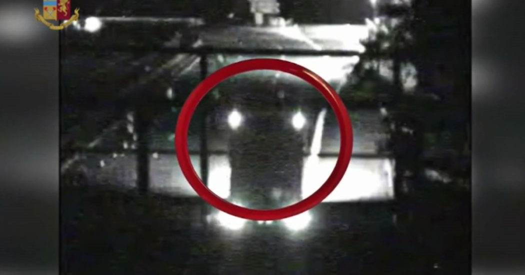 Tir in contromano di notte sulla corsia di sorpasso dell’autostrada A26: interviene la polizia – Video