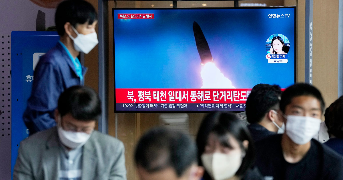 Nord Corea, Kim torna mostrare i muscoli: “Ha lanciato missile verso mar del Giappone”
