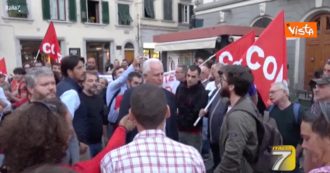 Copertina di Protesta dei rider a Firenze, contestato il presidente della Regione Giani: “Vattene”. E la piazza chiede più diritti (video)