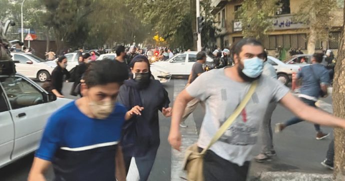 Iran, 154 uccisi: c’è anche il 16enne Amir. E ora il regime teme gli adolescenti in rivolta