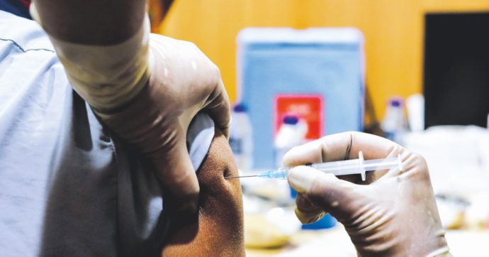 Vaccini, buttiamo via 2 mld. In Italia altre 93 mln di dosi