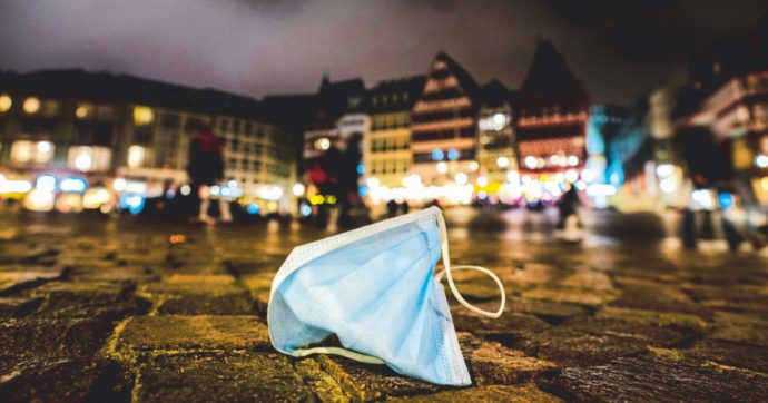 Scienziati in coro “le mascherine servono ancora”