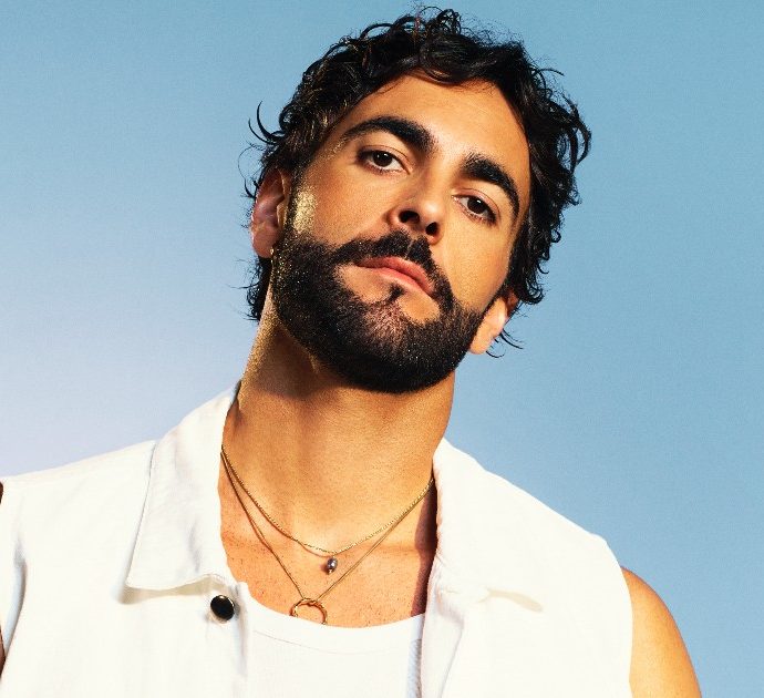 Marco Mengoni appare su Tinder per cercare l’anima gemella: “Io ci provo”, ma FqMagazine ha scoperto la verità