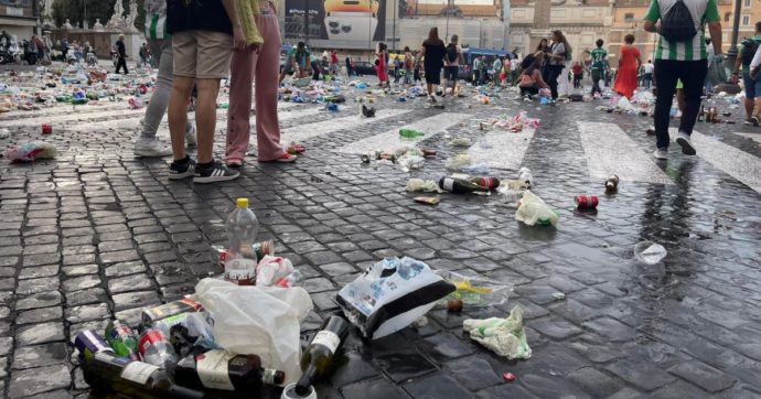 Roma, rifiuti e sporcizia in Piazza del Popolo dopo il passaggio dei tifosi del Betis Siviglia