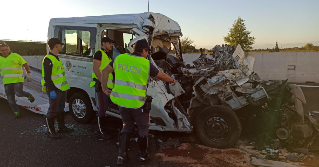 Incidente sull’A4, furgone contro un tir: morti cinque ragazzi con la sindrome di Down e il loro autista, l’ex sindaco di Riccione Pironi
