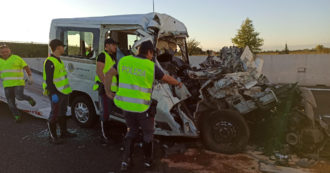 Copertina di Incidente sull’A4, furgone contro un tir: morti cinque ragazzi con la sindrome di Down e il loro autista, l’ex sindaco di Riccione Pironi