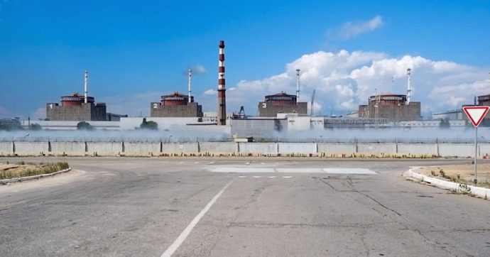 Ucraina, Zelensky: “Con la centrale di Zaporizhzhia sotto il controllo russo, siamo sull’orlo di un disastro nucleare”