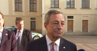 Copertina di Consiglio europeo, Draghi: “Cambio di governo? C’è curiosità, no preoccupazione. Politica estera dovrebbe essere invariata” – Il punto stampa