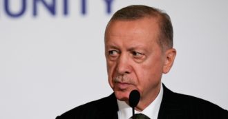 Copertina di Corano bruciato, la reazione di Erdogan: “Senza rispetto nessun sostegno alla Svezia sulla questione della Nato”