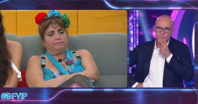 Grande Fratello Vip, Alfonso Signorini rimpovera Gegia e lei si scusa: “In realtà ero io che stavo male” Grande Fratello Vip, Alfonso Signorini rimpovera Gegia e lei si scusa: “In realtà ero io che stavo male”