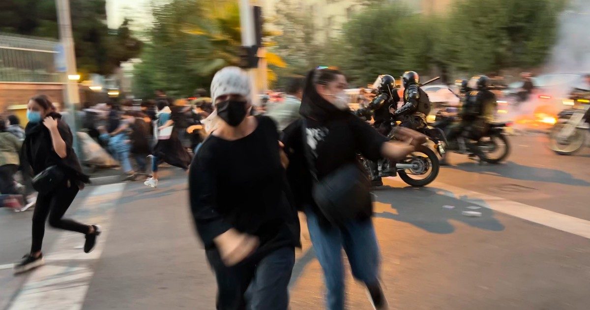 Iran, così il velo è diventato simbolo di una rottura interna alla società: tra i fedeli ai principi della rivoluzione e chi è stanco delle imposizioni