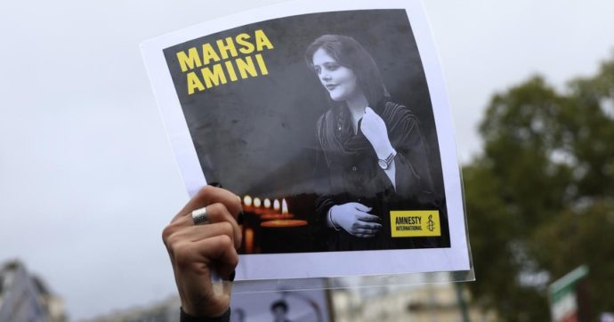 La versione dell’Iran su Mahsa Amini: “L’autopsia dice che è morta per una malattia, non per le percosse”