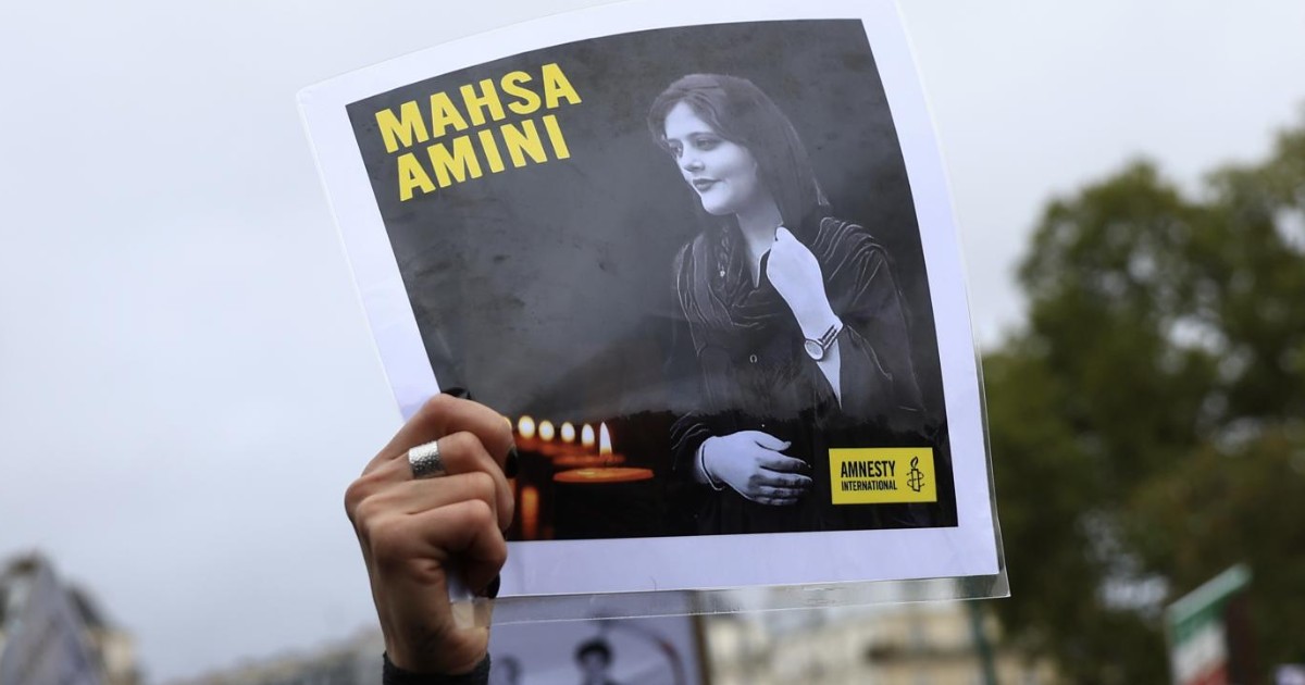 Iran, l’autopsia dei medici su Mahsa Amini: “Morta per una malattia, non per le percosse”