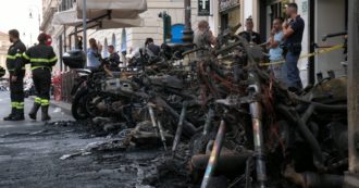 Copertina di Incendio a Roma, a fuoco alcuni motorini davanti a Termini: fiamme arrivate fino a un déhor – Video