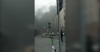 Copertina di Roma, incendio vicino a Termini: una nube di fumo avvolge la stazione – Video