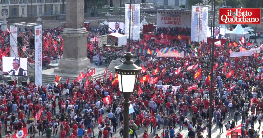 Piazza del Popolo gremita di persone per la manifestazione della Cgil: il video dall’alto