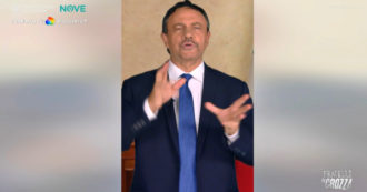 Copertina di Che lavoro fa Matteo Salvini? Risponde Crozza che veste i panni del leader della Lega: “Provateci voi” – Video
