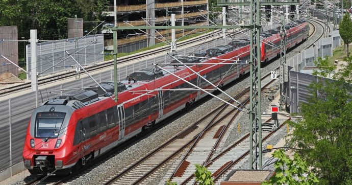 Germania, treni fermi per ore nel Nord del Paese. Il ministro dei Trasporti: “È stato un sabotaggio, cavi tagliati di proposito”