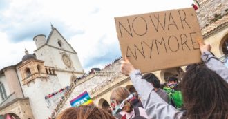Copertina di “La guerra non è la soluzione. È solo l’illusione delle masse”