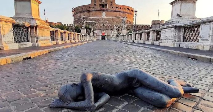 Roma, deturpata la scultura di Jago sul Ponte degli Angeli. L’artista: “Mi spiace”