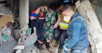 Copertina di Ucraina, Zelensky pubblica il video dei soccorsi dopo l’attacco a Zaporizhzhia: “Il mondo deve vedere”