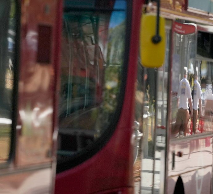 Autista di bus si china per raccogliere una barretta di cioccolato, investe e uccide un anziano