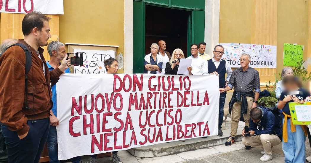 Paese in piazza per difendere il prete sospeso perché aveva detto che era favorevole alle nozze tra persone dello stesso sesso