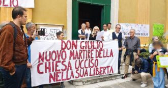 Copertina di Paese in piazza per difendere il prete sospeso perché aveva detto che era favorevole alle nozze tra persone dello stesso sesso