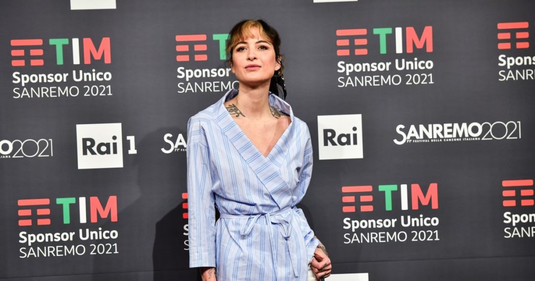 Ema Stokholma prende un taxi e paga con il pos: “Il tassista mi ha detto che se lo sapeva prima non mi portava a casa”. Il racconto sui social