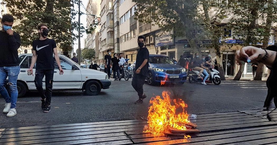 Iran, Guardian: “Retata di studenti e scuole chiuse”. Media locali: “Due agenti uccisi durante le proteste”