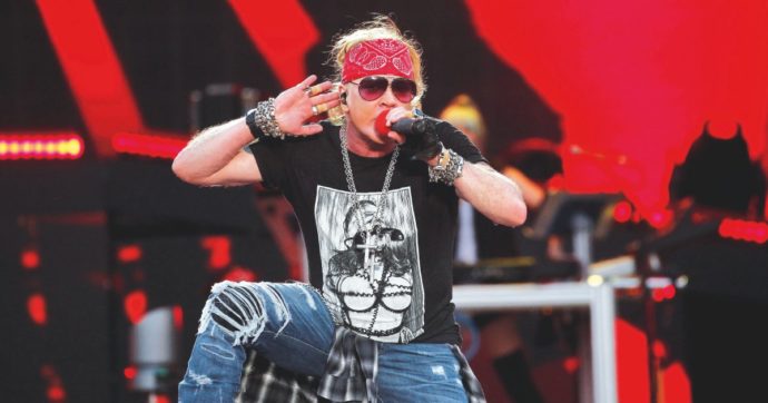 Copertina di Axl Rose, il re del palco sopravvissuto a se stesso