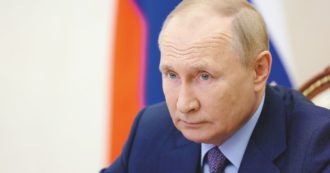 Copertina di Ucraina, l’ammissione di Putin: “Situazione estremamente difficile”. Cnn: Usa invieranno a Kiev kit per “bombe intelligenti”