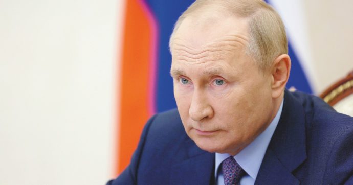 Ucraina, l’ammissione di Putin: “Situazione estremamente difficile”. Cnn: Usa invieranno a Kiev kit per “bombe intelligenti”