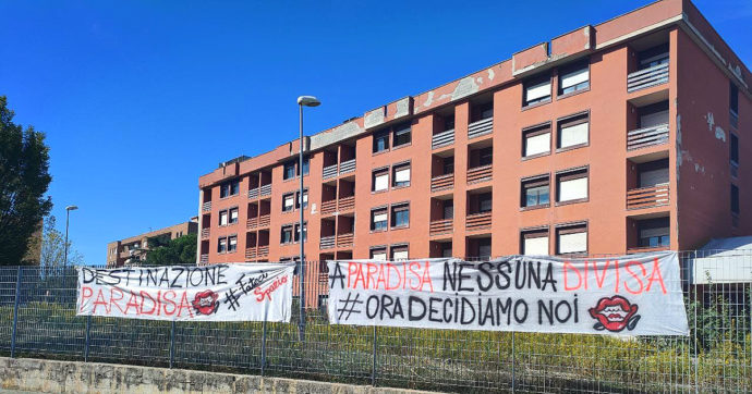 Pisa, il sindaco vuole destinare l’ex studentato ai militari. La protesta degli universitari: “In centinaia senza alloggio, così nega un diritto”
