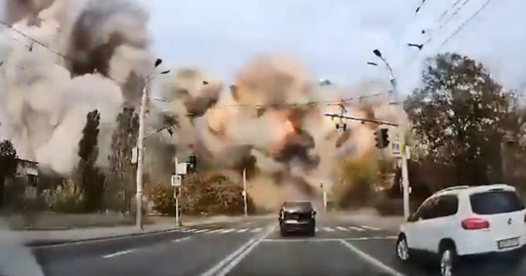 Raid russo in Ucraina, missile cade a pochi metri dall’automobilista a Dnipro: il video
