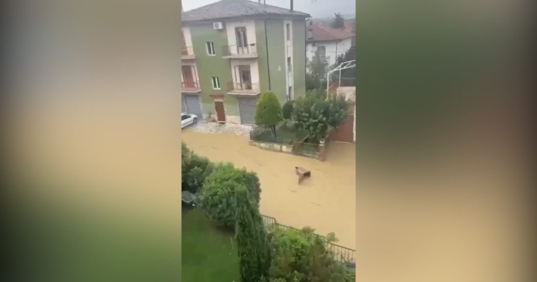 Crisi climatica, forti piogge nelle Marche: a Matelica le strade si trasformano in fiumi di fango – Video