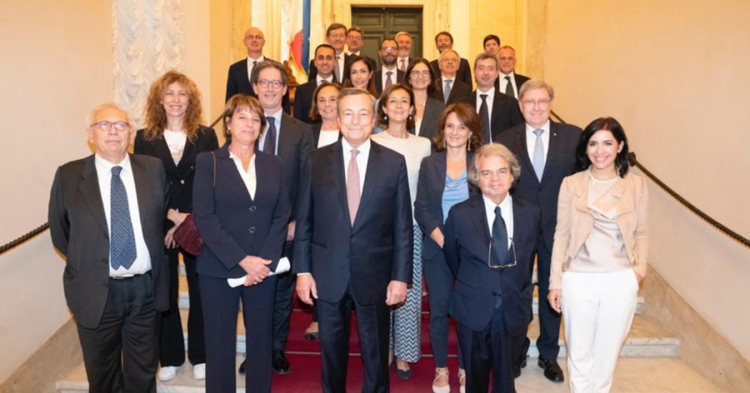 Governo Draghi, l’ultimo Consiglio dei ministri con brindisi e foto ricordo. Il premier: “Transizione ordinata con nuovo esecutivo”