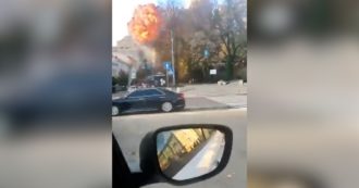 Copertina di Ucraina, missili all’alba su Kiev e Dnipro: i video delle esplosioni ripresi dagli abitanti