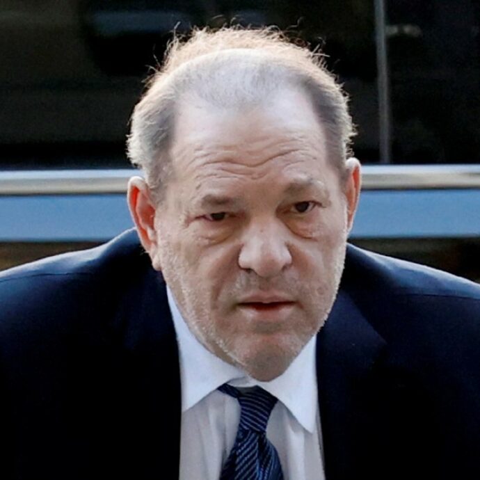 Harvey Weinstein ricoverato in ospedale nel carcere di Bellevue: “È un disastro dal punto di vista della salute”