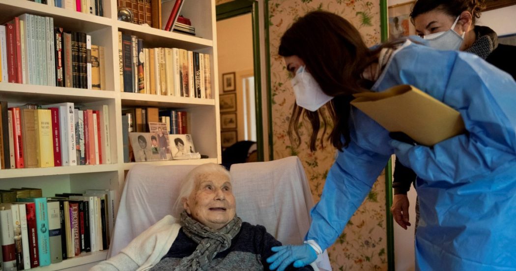 Ddl Anziani, le associazioni: “Così Draghi ha tagliato fuori dal Servizio Sanitario i malati cronici. Obiettivo: i risparmi del ceto medio”